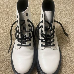 Dr. Martens Women’s 1460, 7M White